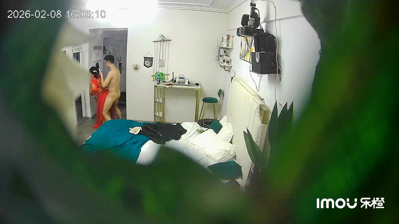 乐橙酒店稀有绿叶房高清偷拍新婚夫妻穿着婚纱和中式旗袍做爱