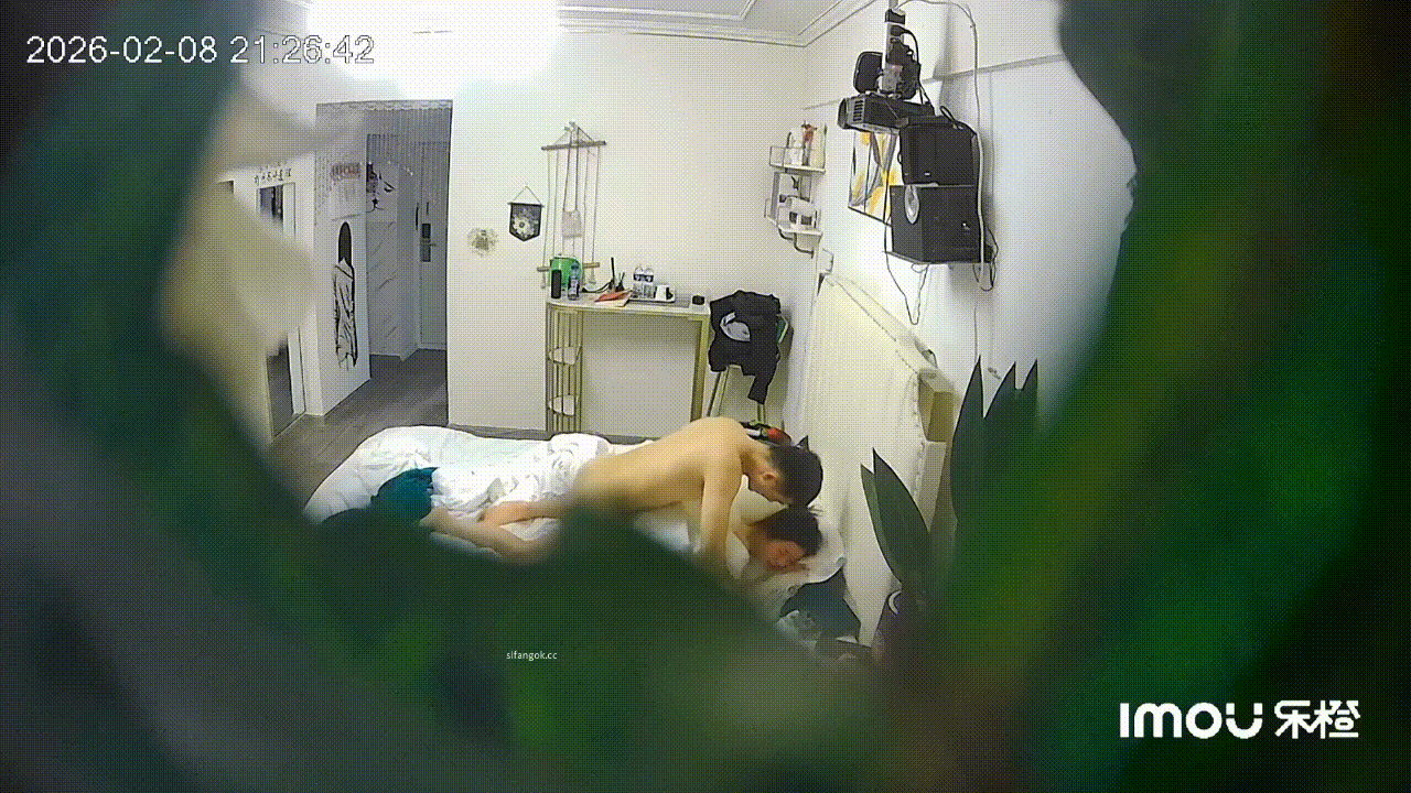 乐橙酒店稀有绿叶房高清偷拍新婚夫妻穿着婚纱和中式旗袍做爱