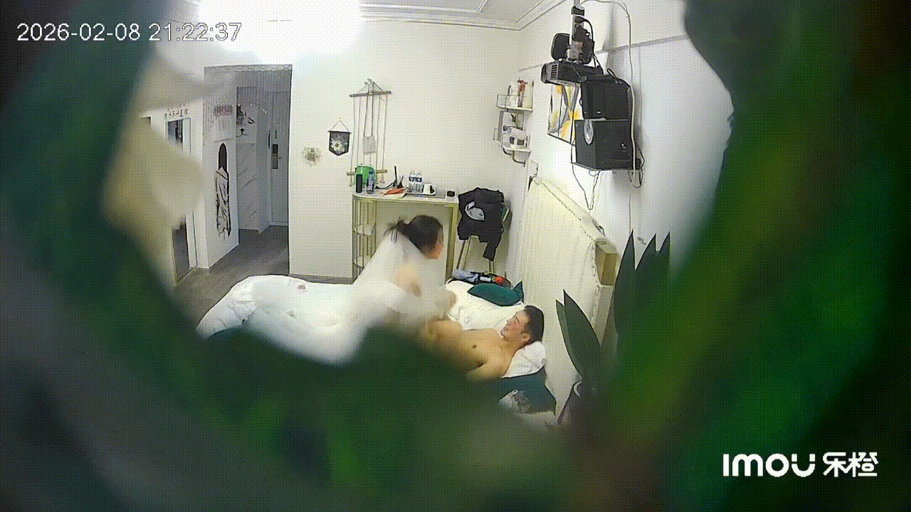 乐橙酒店稀有绿叶房高清偷拍新婚夫妻穿着婚纱和中式旗袍做爱