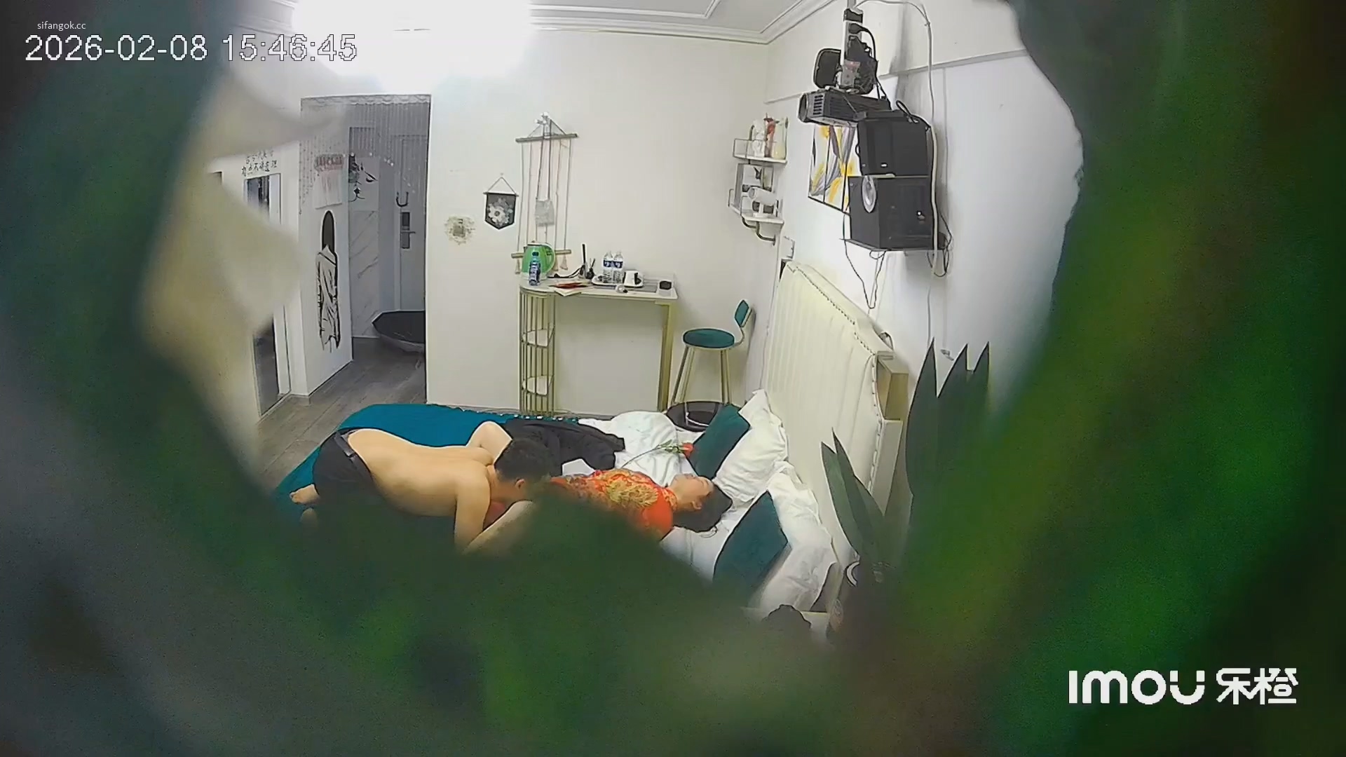 乐橙酒店稀有绿叶房高清偷拍新婚夫妻穿着婚纱和中式旗袍做爱