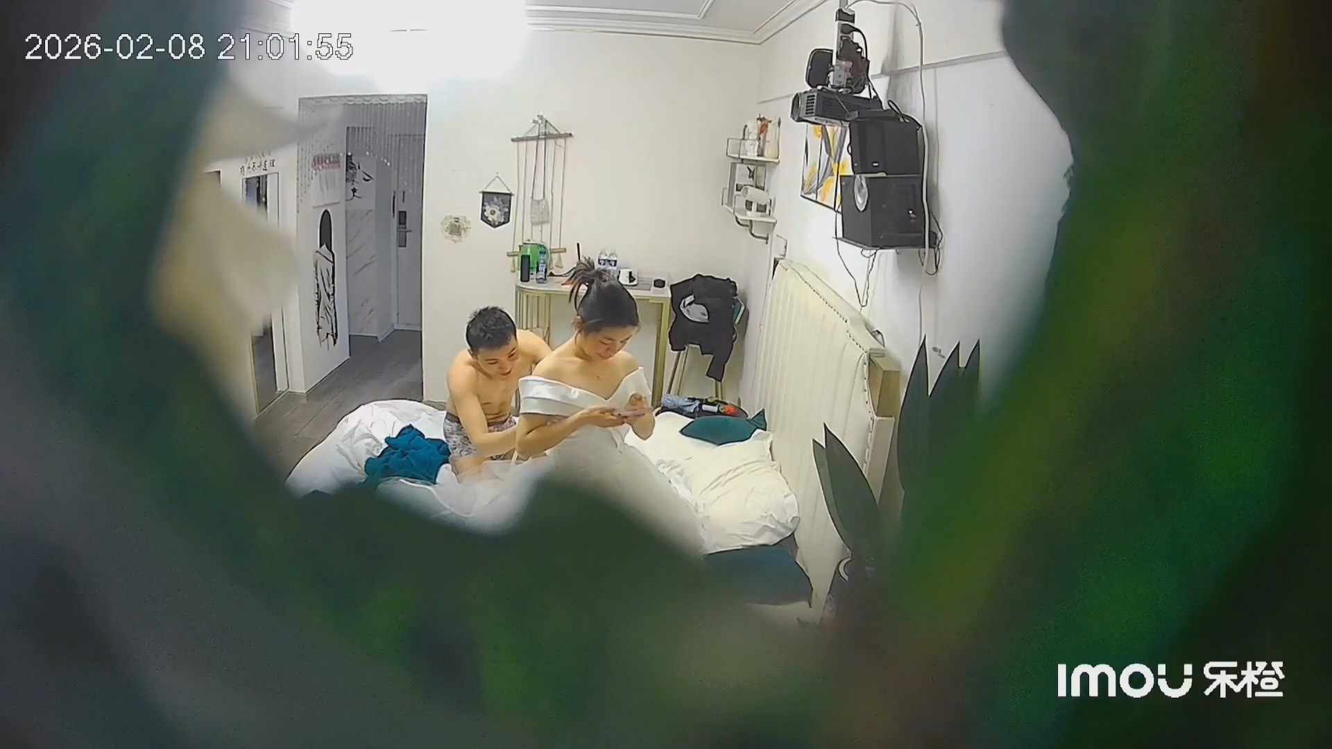 乐橙酒店稀有绿叶房高清偷拍新婚夫妻穿着婚纱和中式旗袍做爱