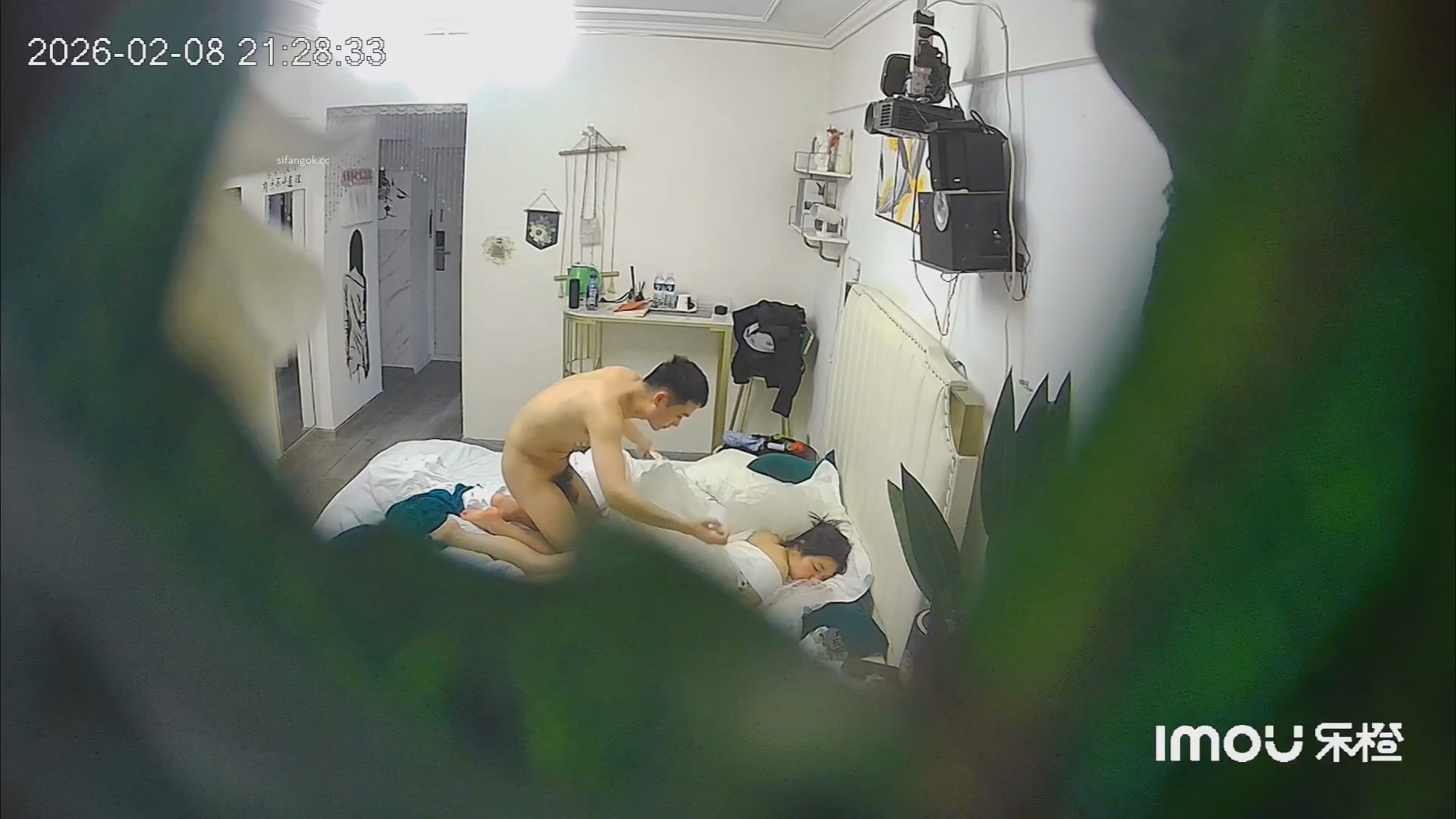 乐橙酒店稀有绿叶房高清偷拍新婚夫妻穿着婚纱和中式旗袍做爱