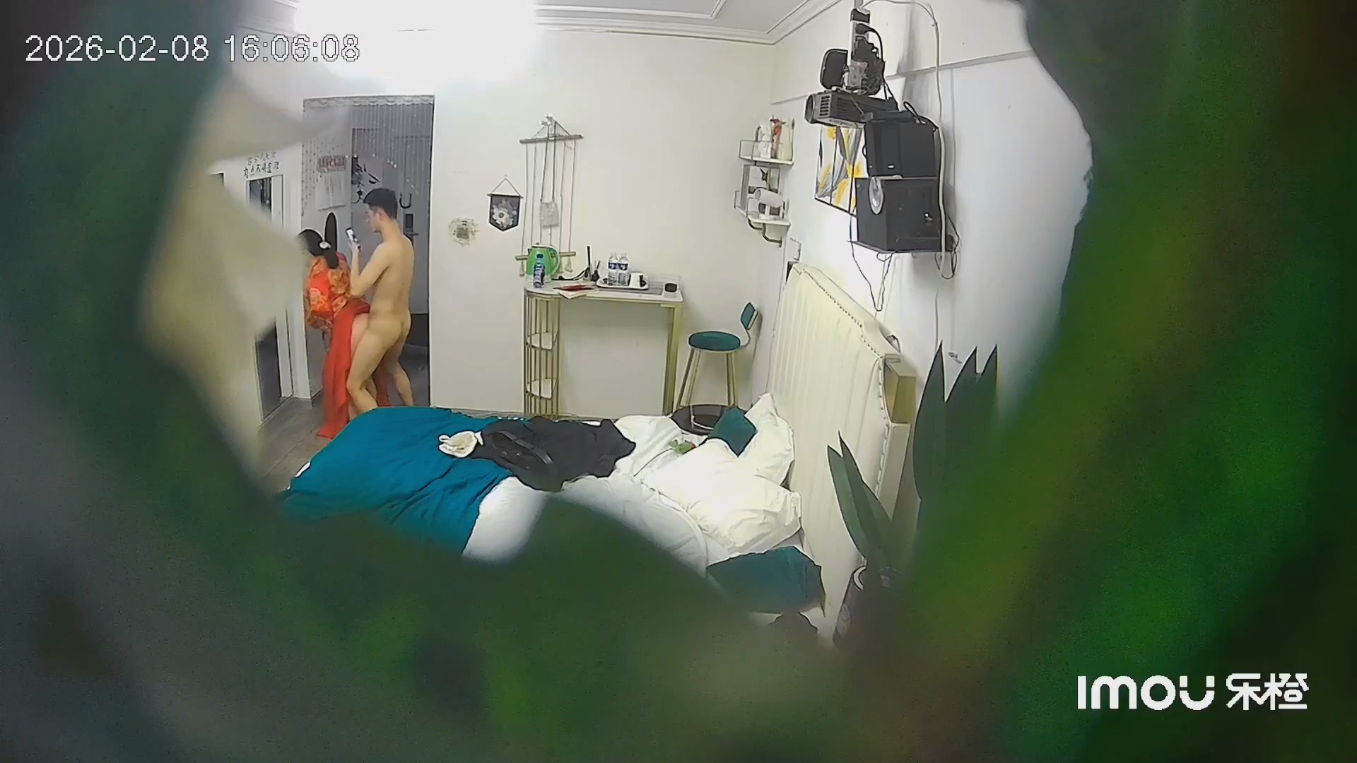 乐橙酒店稀有绿叶房高清偷拍新婚夫妻穿着婚纱和中式旗袍做爱