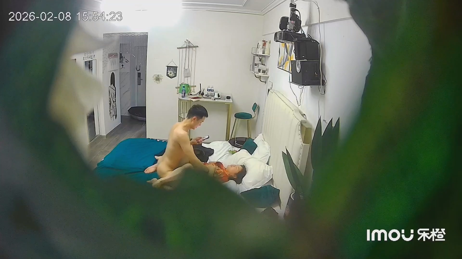 乐橙酒店稀有绿叶房高清偷拍新婚夫妻穿着婚纱和中式旗袍做爱