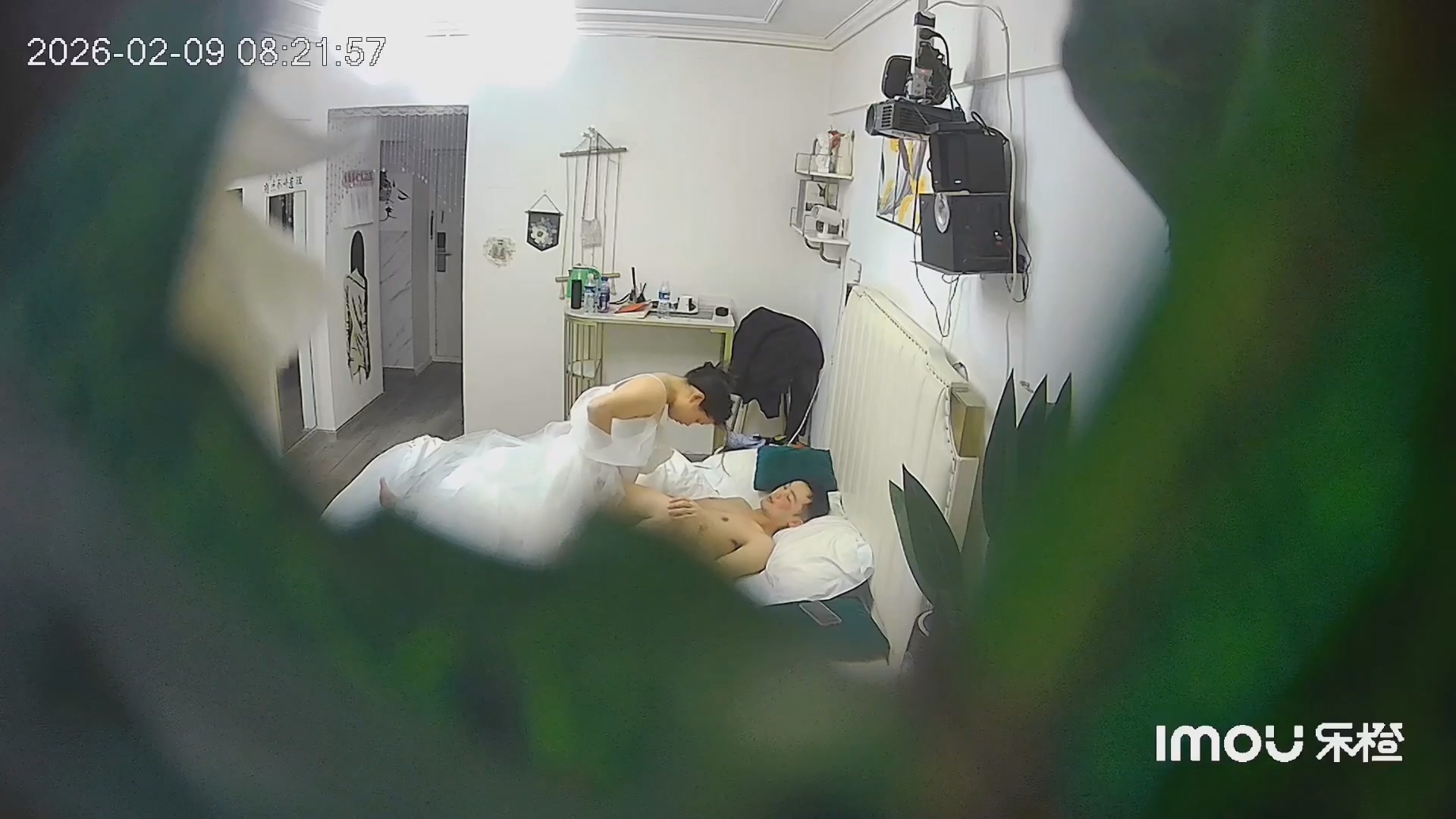 乐橙酒店稀有绿叶房高清偷拍新婚夫妻穿着婚纱和中式旗袍做爱