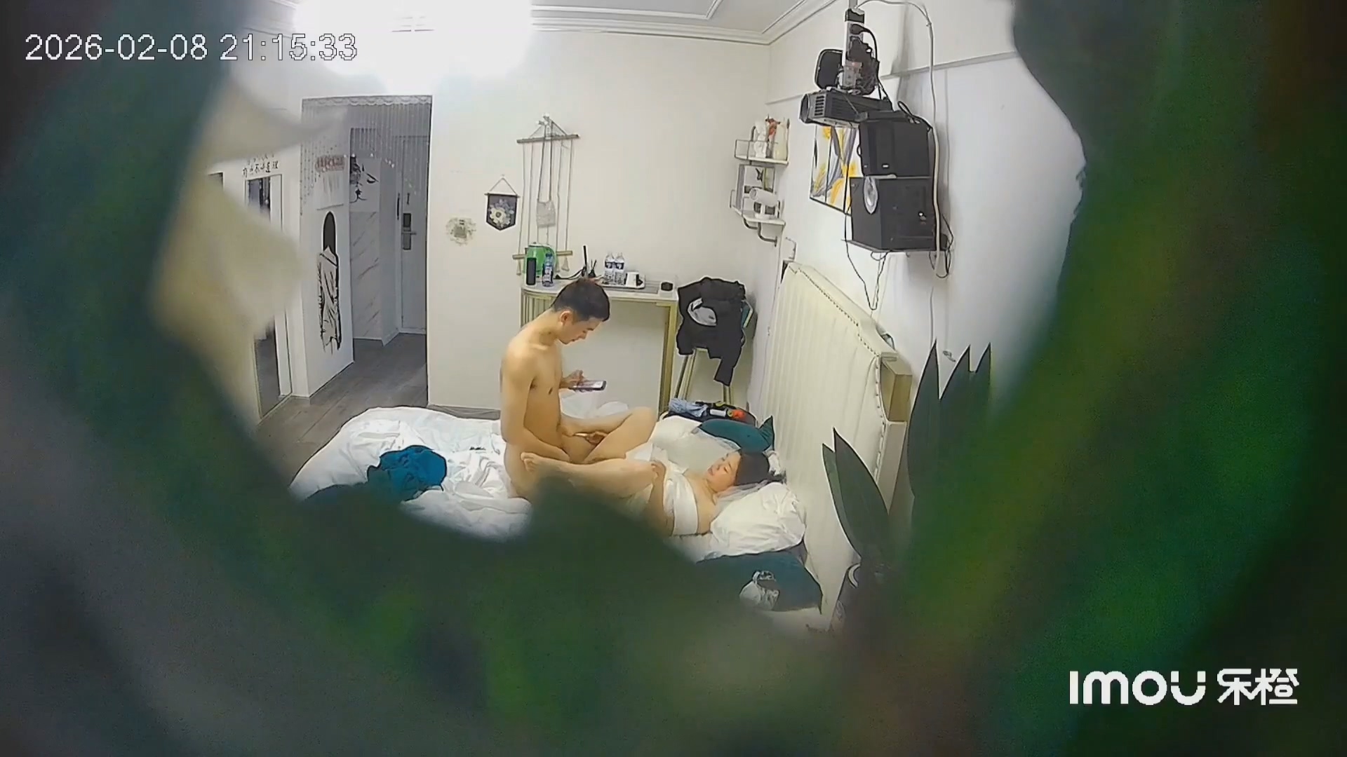 乐橙酒店稀有绿叶房高清偷拍新婚夫妻穿着婚纱和中式旗袍做爱