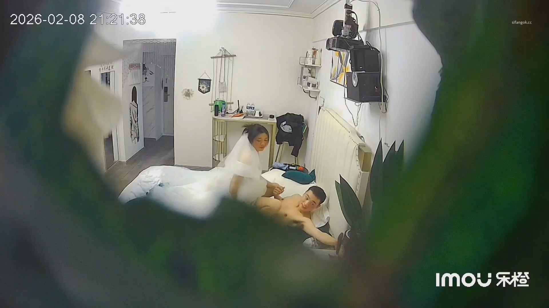 乐橙酒店稀有绿叶房高清偷拍新婚夫妻穿着婚纱和中式旗袍做爱