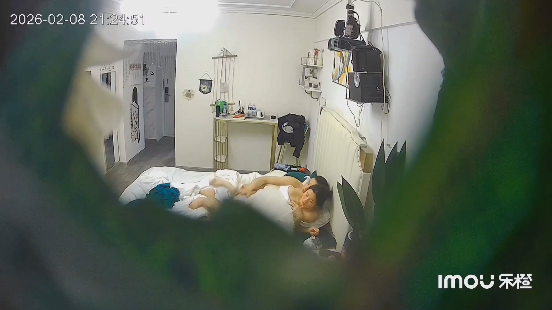 乐橙酒店稀有绿叶房高清偷拍新婚夫妻穿着婚纱和中式旗袍做爱