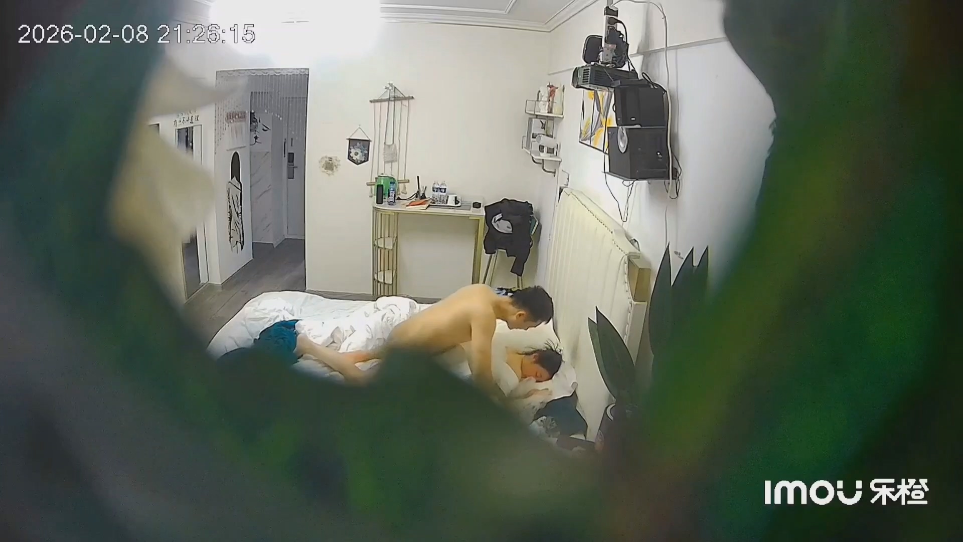 乐橙酒店稀有绿叶房高清偷拍新婚夫妻穿着婚纱和中式旗袍做爱